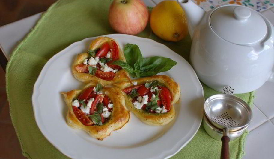 Рецепт тарталеток с помидорами и соусом песто