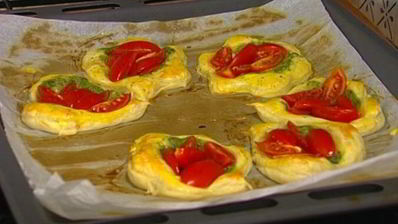 тарталетки с помидорами и соусом песто