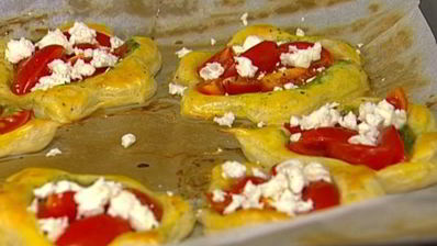 тарталетки с помидорами и соусом песто