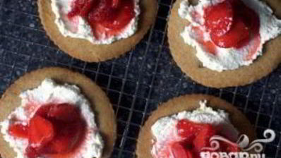 тарталетки с рикоттой и клубникой