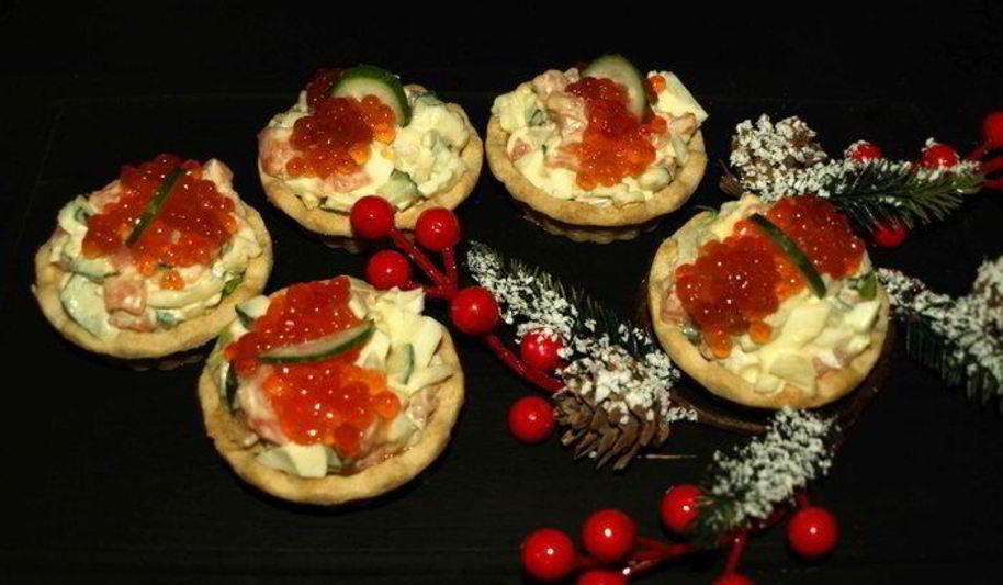 Рецепт тарталеток с салатом из слабосоленой форели и красной икрой