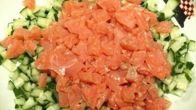 тарталетки с салатом из слабосоленой форели и красной икрой