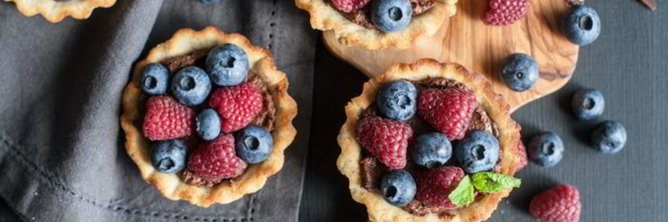 Тарталетки с шоколадным кремом и ягодами