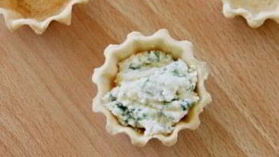 тарталетки с сырной начинкой