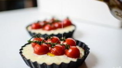 тарталетки с сыром и помидорами