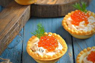 Тарталетки с тунцом и красной икрой