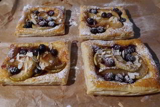 Тарталетки с яблоками и голубикой