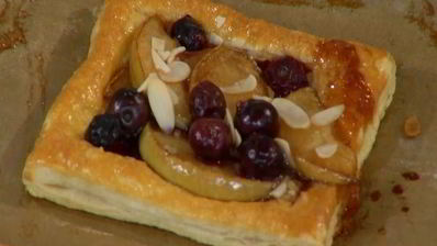 тарталетки с яблоками и голубикой