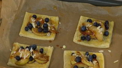 тарталетки с яблоками и голубикой