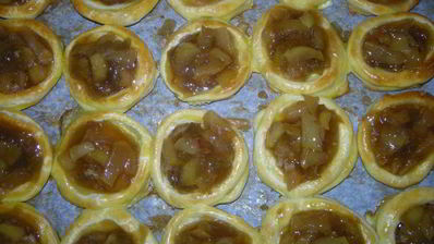 тарталетки с яблоками