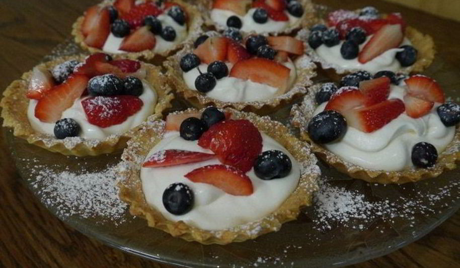 Рецепт тарталеток с ягодами и взбитыми сливками