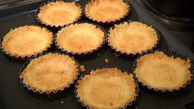 тарталетки с ягодами и взбитыми сливками