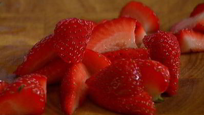 тарталетки с ягодами и взбитыми сливками