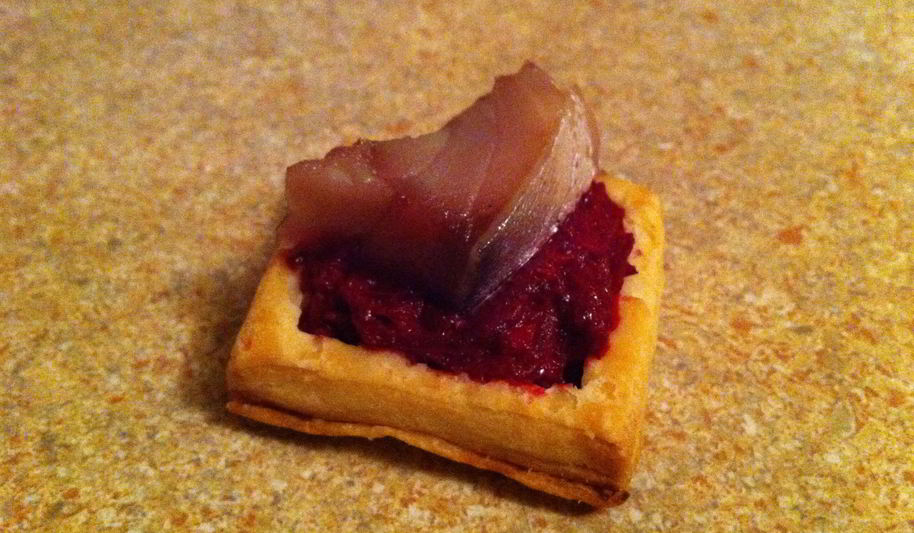 Рецепт тарталеток со свекольной начинкой и сельдью