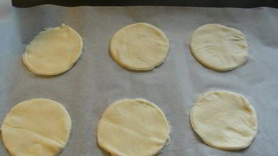 закусочные тарталетки из песочного теста с козьим сыром и луковым джемом