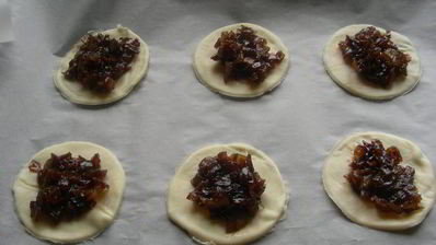 закусочные тарталетки из песочного теста с козьим сыром и луковым джемом