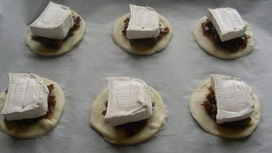 закусочные тарталетки из песочного теста с козьим сыром и луковым джемом