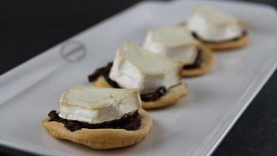 закусочные тарталетки из песочного теста с козьим сыром и луковым джемом