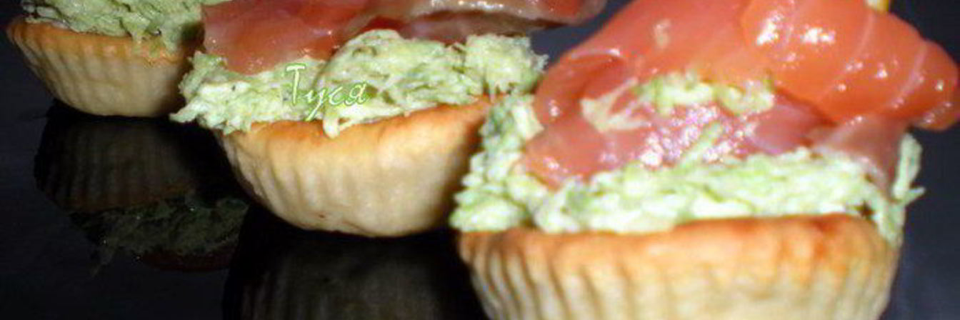 Закусочные тарталетки с рыбой и авокадо