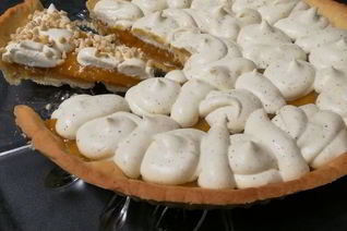 Абрикосовый тарт с франжипаном и миндальным крокантом