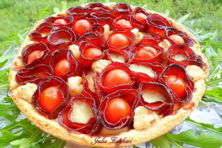 Лимонный тарт с помидорками черри, моцареллой и бастурмой