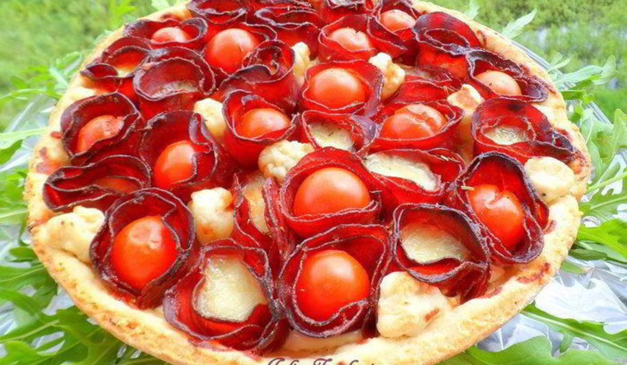 Рецепт лимонного тарта с помидорками черри, моцареллой и бастурмой