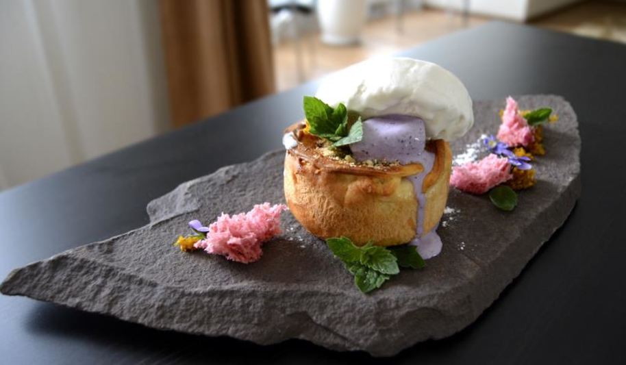 Рецепт порционного тарта с ягодами и дуэтом ванильного и черничного пломбира