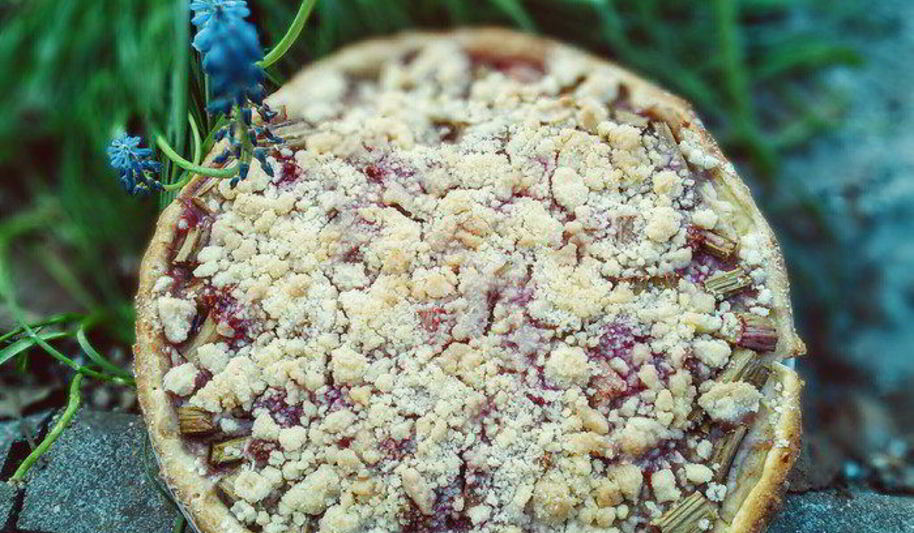 Рецепт ревеневого тарта с ванильным пудингом и штройзелем