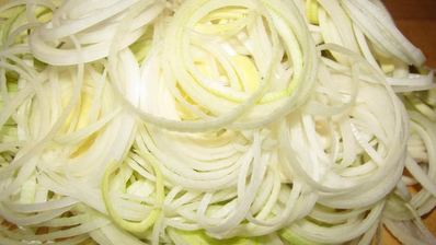 тарт 3 сыра с пореем, балыком и оливками