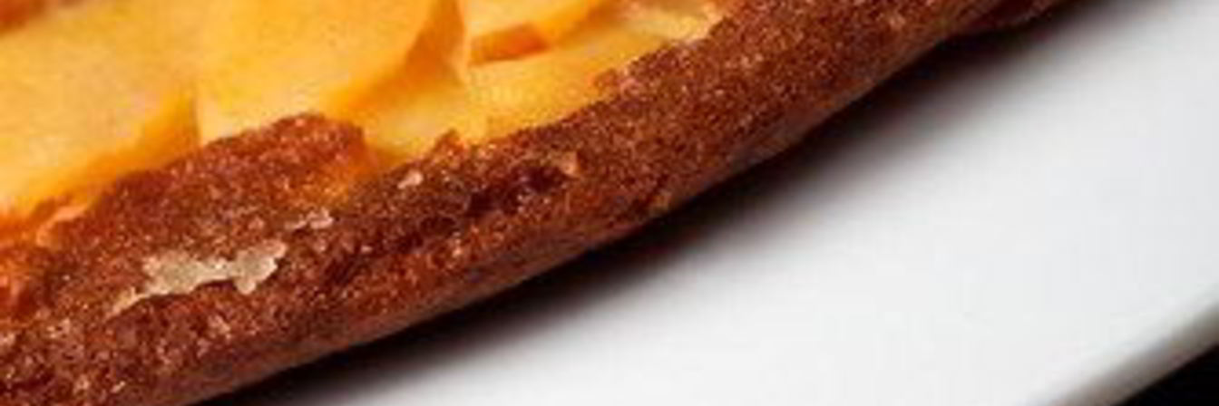 Тарт с карамелизованными яблоками