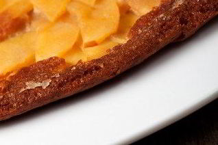 Тарт с карамелизованными яблоками