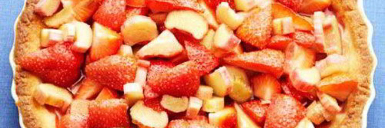 Тарт с клубникой и ревенем