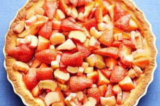 Тарт с клубникой и ревенем