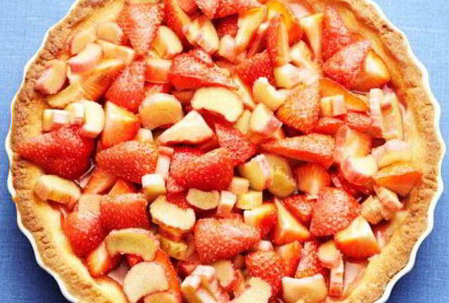 Тарт с клубникой и ревенем