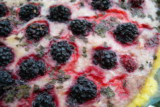 Тарт с клубникой с розмарином и ежевикой с базиликом Двойное удовольствие