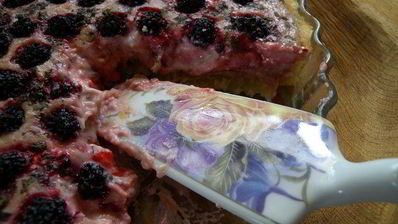 тарт с клубникой с розмарином и ежевикой с базиликом двойное удовольствие