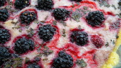 тарт с клубникой с розмарином и ежевикой с базиликом двойное удовольствие