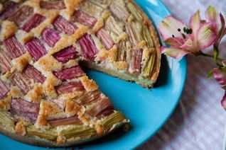 Тарт с ревенем и миндалем