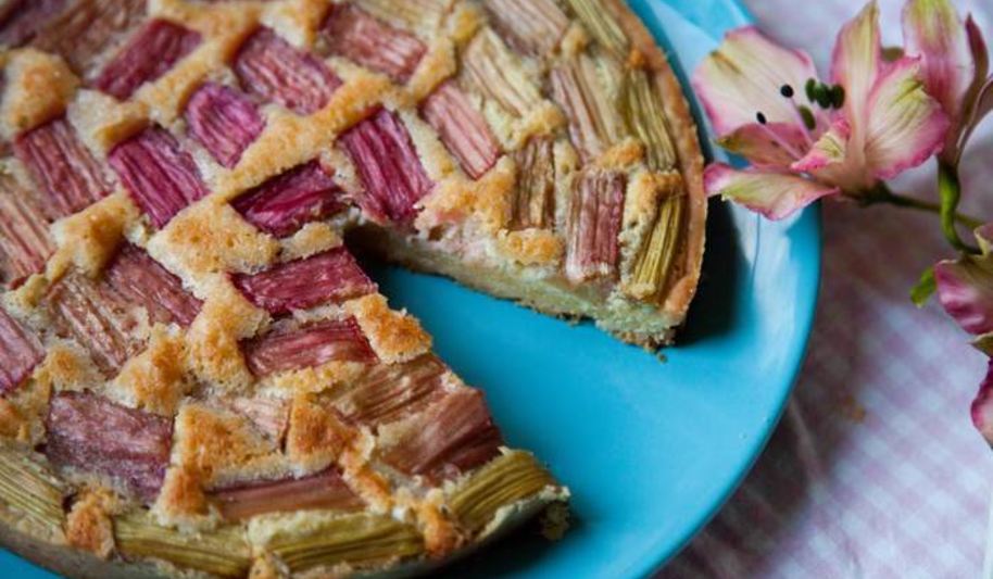 Рецепт тарта с ревенем и миндалем