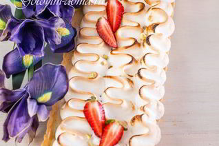 Тарт с ревенем, заварным кремом и меренгой