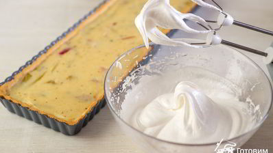 тарт с ревенем, заварным кремом и меренгой