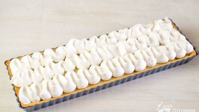 тарт с ревенем, заварным кремом и меренгой