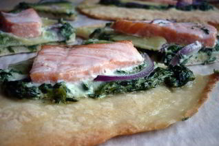 Тарт с семгой и шпинатом Цветы за окном