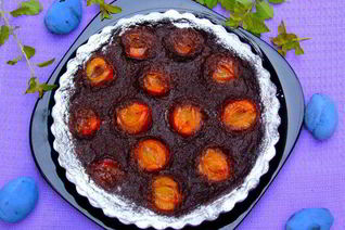 Тарт с шоколадным кремом и сливами