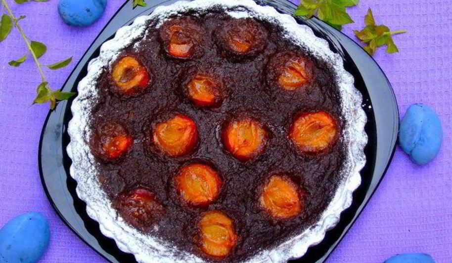 Рецепт тарта с шоколадным кремом и сливами
