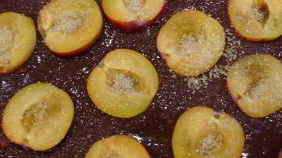 тарт с шоколадным кремом и сливами