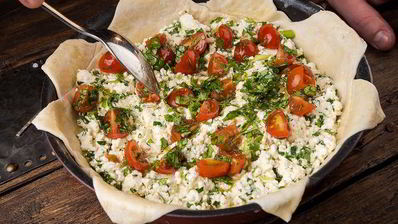 тарт с творогом, помидорами черри и базиликом