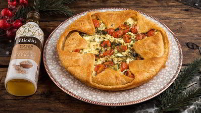 тарт с творогом, помидорами черри и базиликом