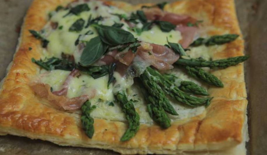 Рецепт тарта со спаржей, ветчиной и пармезаном
