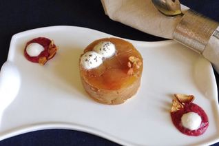 Тарт Татен с клюквенно-яблочным соусом, молочным мороженым и сушеным яблоком